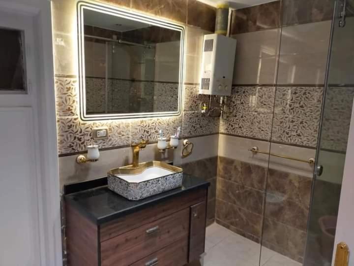 شقه فندقية بالقرب من سيتى ستارز3 *